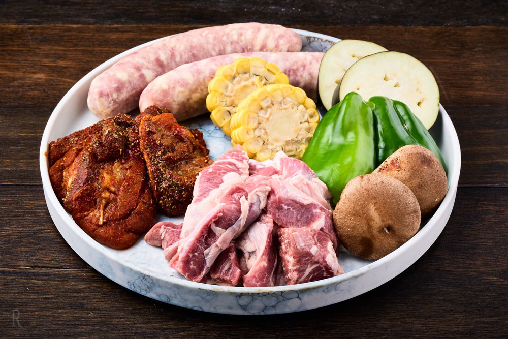 三重・熊野のグランピング施設オフリークのバリューBBQの肉の盛り合わせ