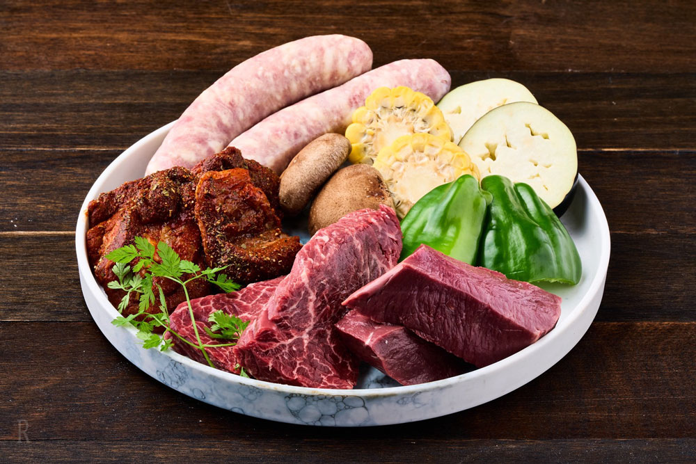 三重・熊野のグランピング施設オフリークのラグジュアリーBBQの肉の盛り合わせ