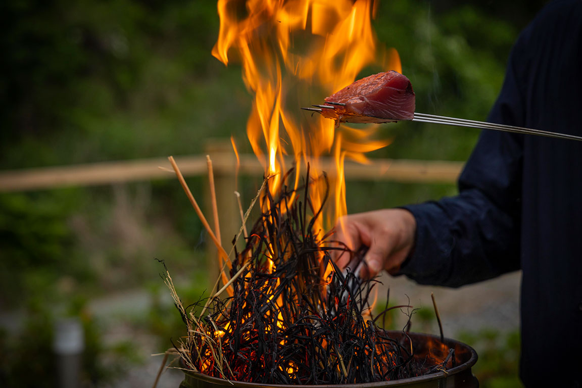三重・熊野のグランピング施設オフリークで提供されるバリューBBQの鰹の藁焼き
